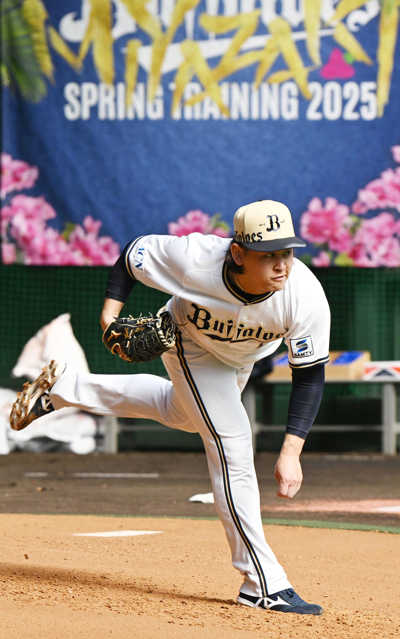 ブルペンで投球練習を行う宮城（撮影・前岡正明）