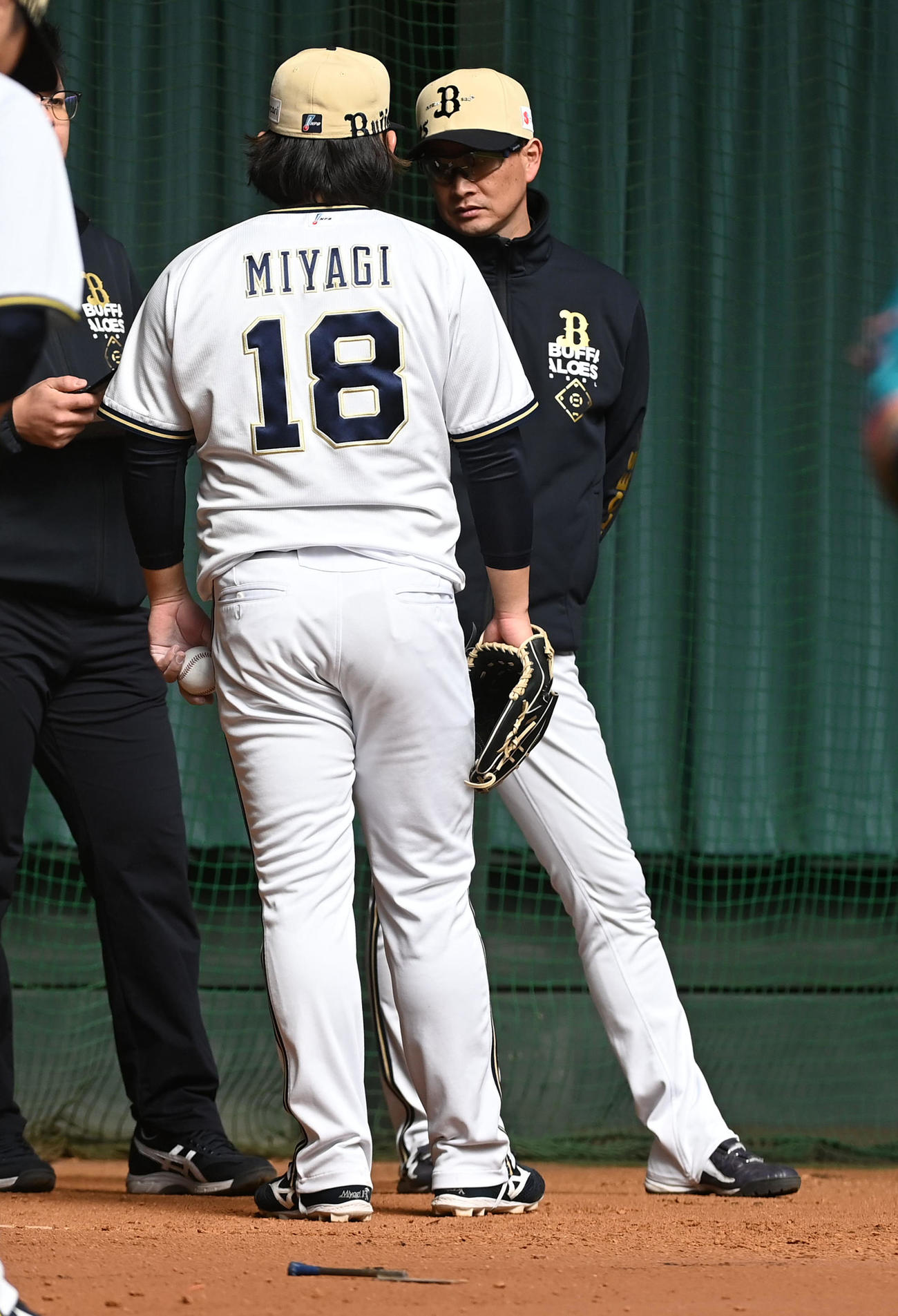 ブルペンで投球練習を行う宮城（左）と話す岸田監督（撮影・前岡正明）