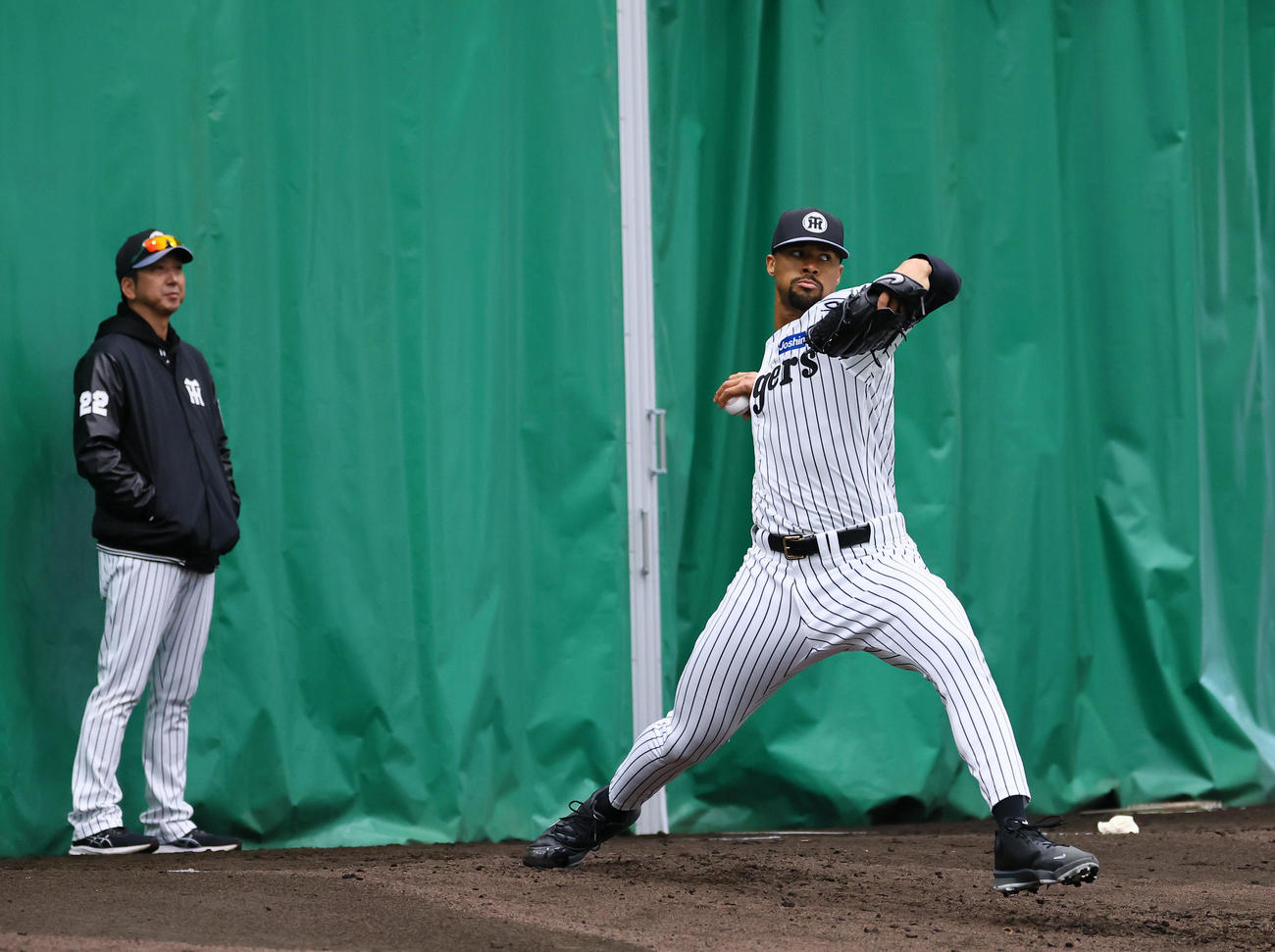 藤川球児監督（左）が見つめる中、ブルペンで投球練習をするデュプランティエ（2025年2月4日撮影）