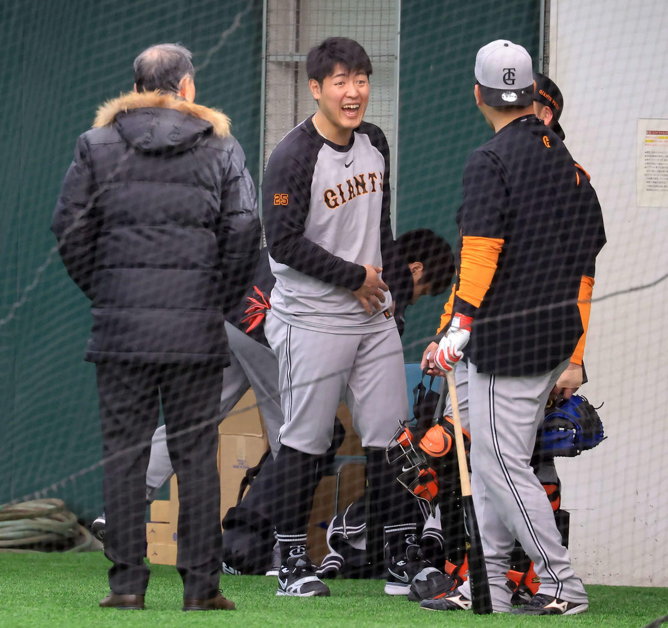 練習後、村田氏（手前左）らと談笑する巨人岡本（中央）（撮影・浅見桂子）