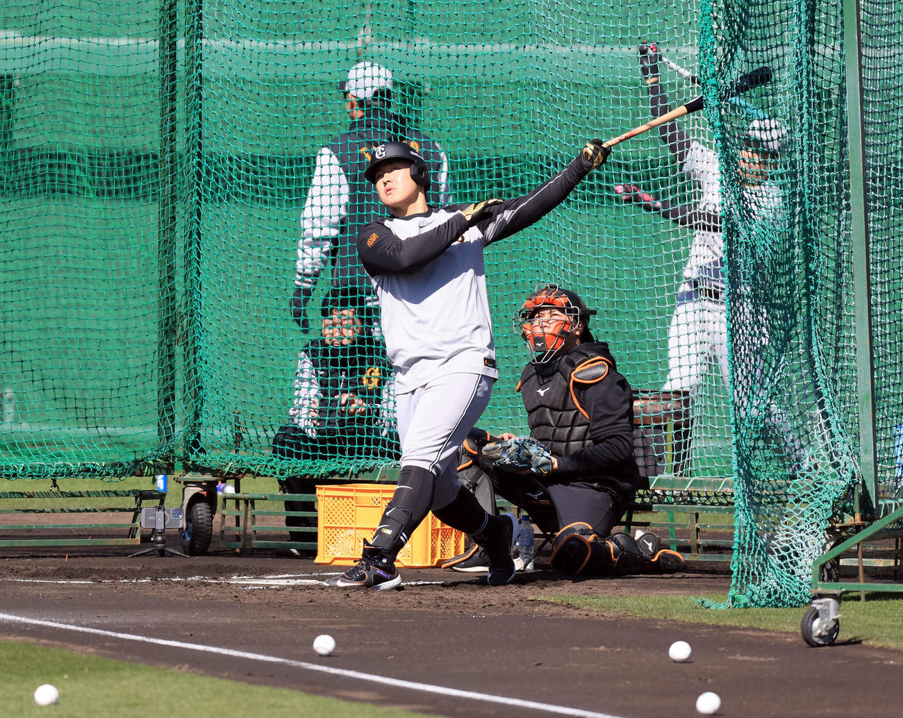 キャンプ5日目、フリー打撃で打球を見つめる巨人岡本（撮影・浅見桂子）