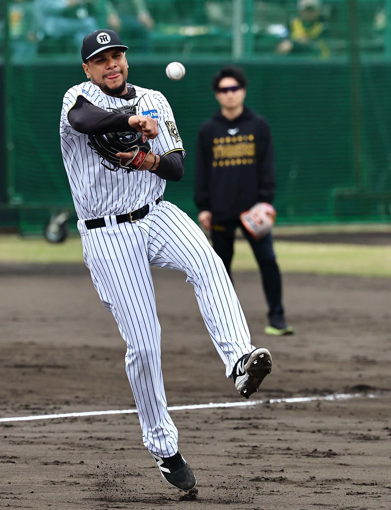 シートノックで三塁を守るヘルナンデス（撮影・上田博志）