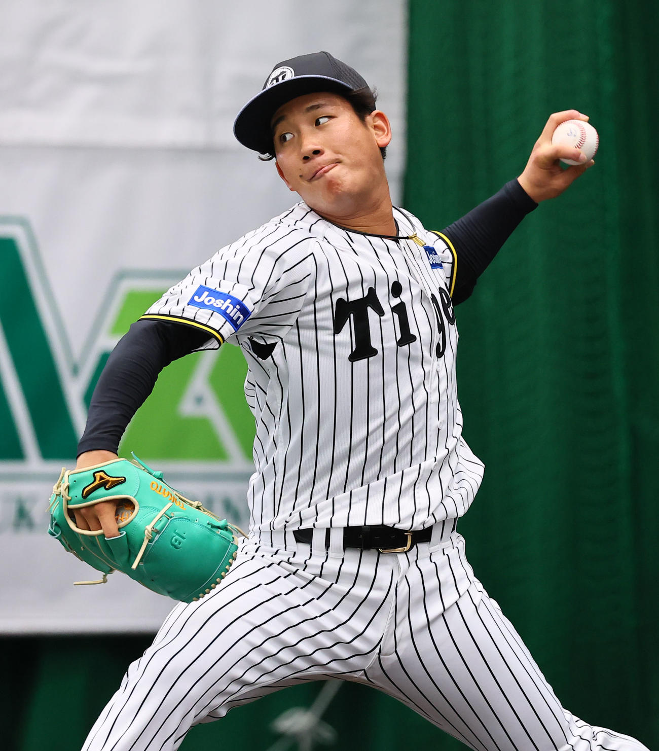 ブルペンで投球練習をする伊原（撮影・藤尾明華）