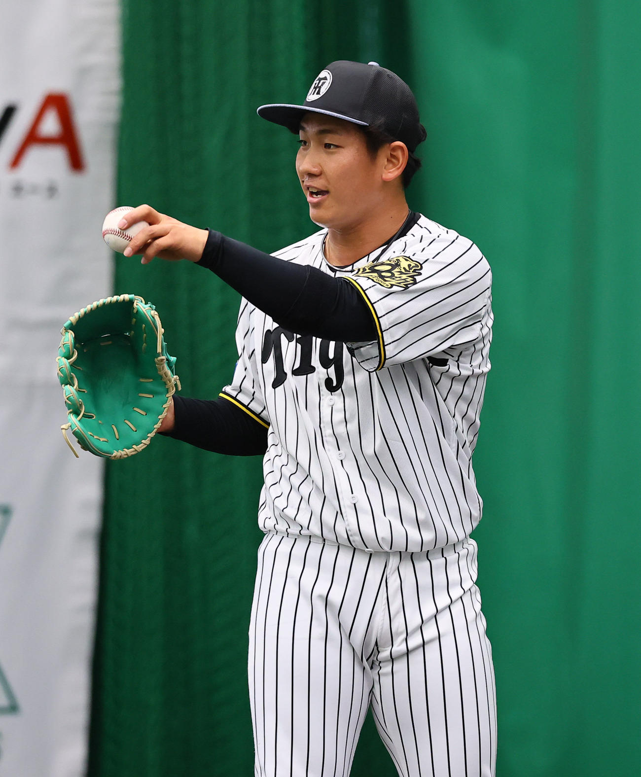 ブルペンで投球練習をする伊原（撮影・藤尾明華）