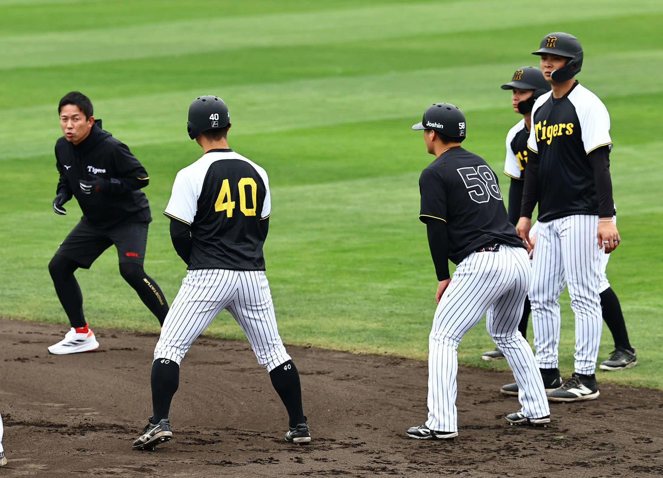 臨時コーチの赤星氏（左）は（右から）井上、野口、前川、井坪に走塁を指導（撮影・上田博志）