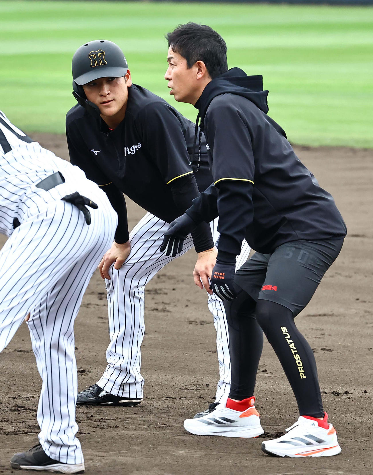 赤星氏（右）に走塁の指導を受ける高寺（撮影・上田博志）