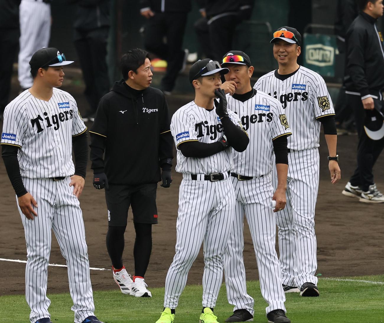 赤星憲広臨時コーチ（左から2人目）と話をする藤川監督（撮影・藤尾明華）