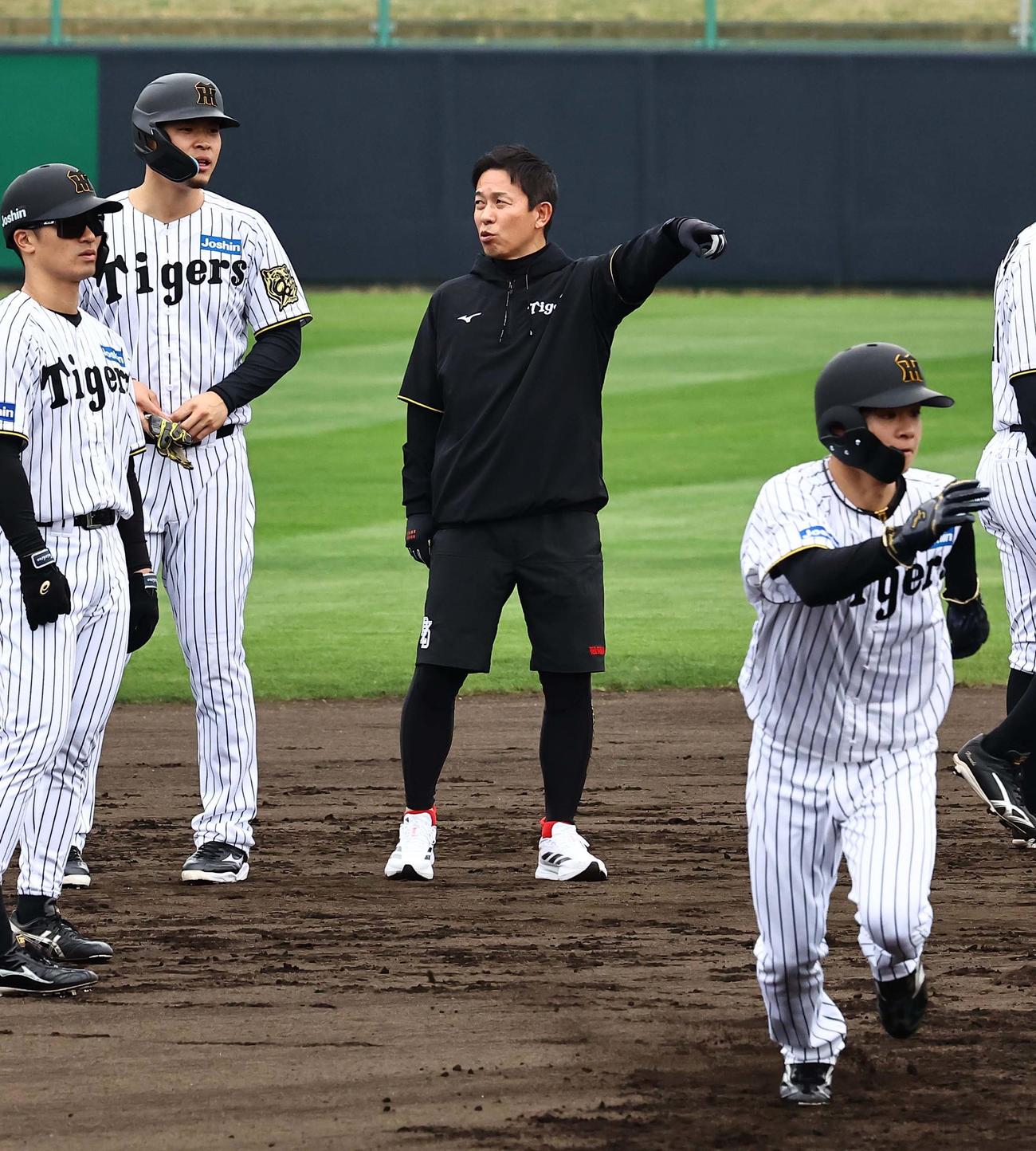 赤星氏（中央）は佐藤輝（左から2人目）と話をする（撮影・上田博志）