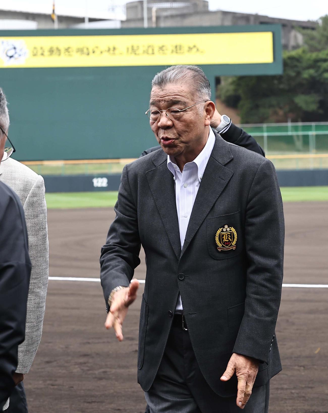 阪神春季キャンプを訪れた掛布OB会長（撮影・上田博志）