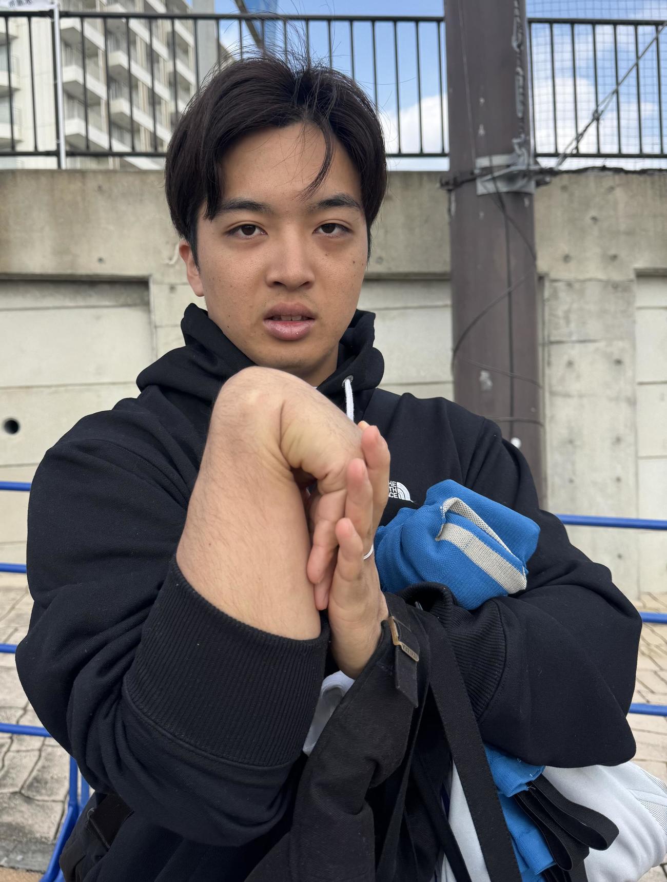 手首の柔らかさを披露する日本ハム山本拓（2025年2月5日撮影）