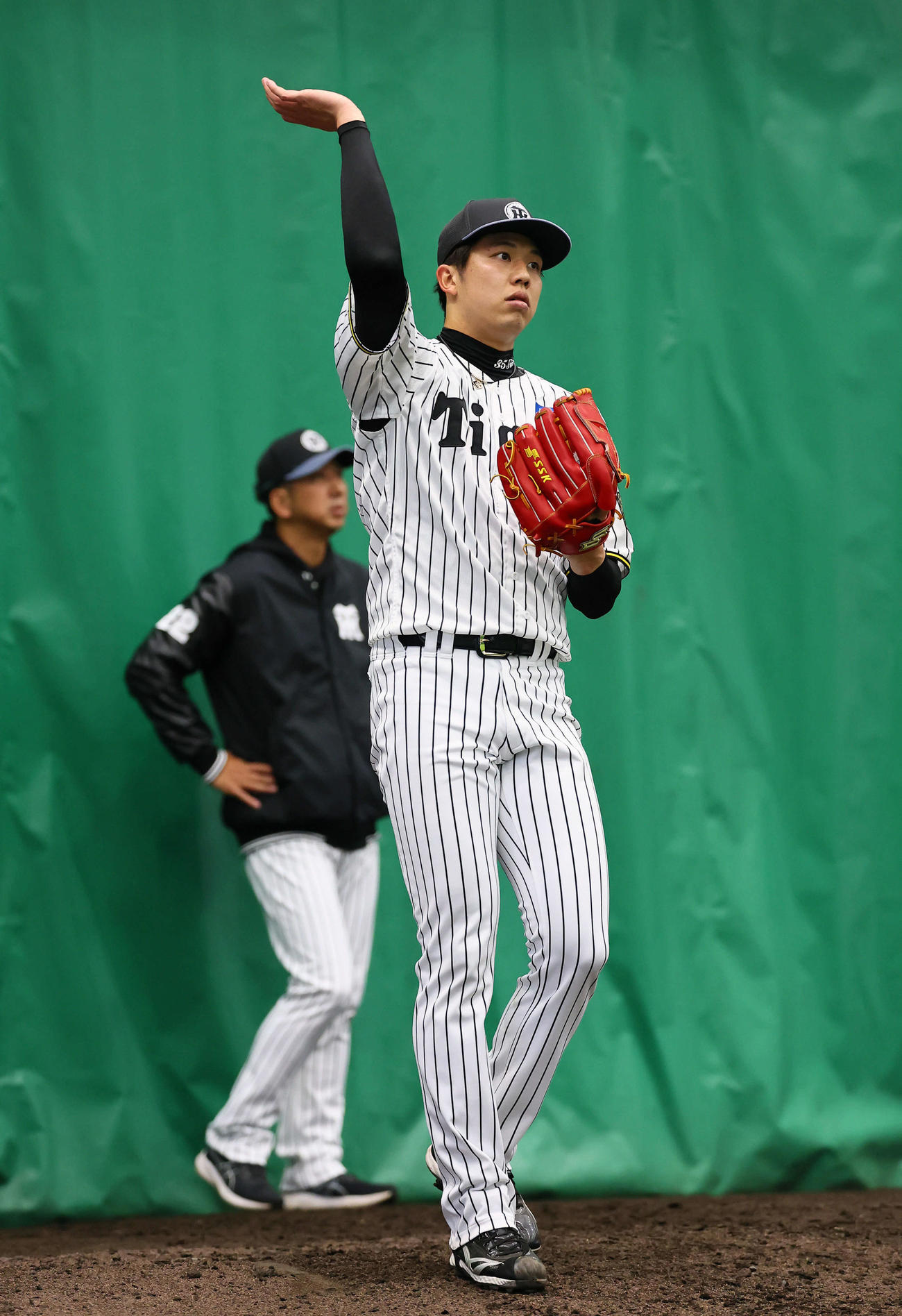 ブルペンでの投球練習で、動作を確認する阪神才木（撮影・藤尾明華）