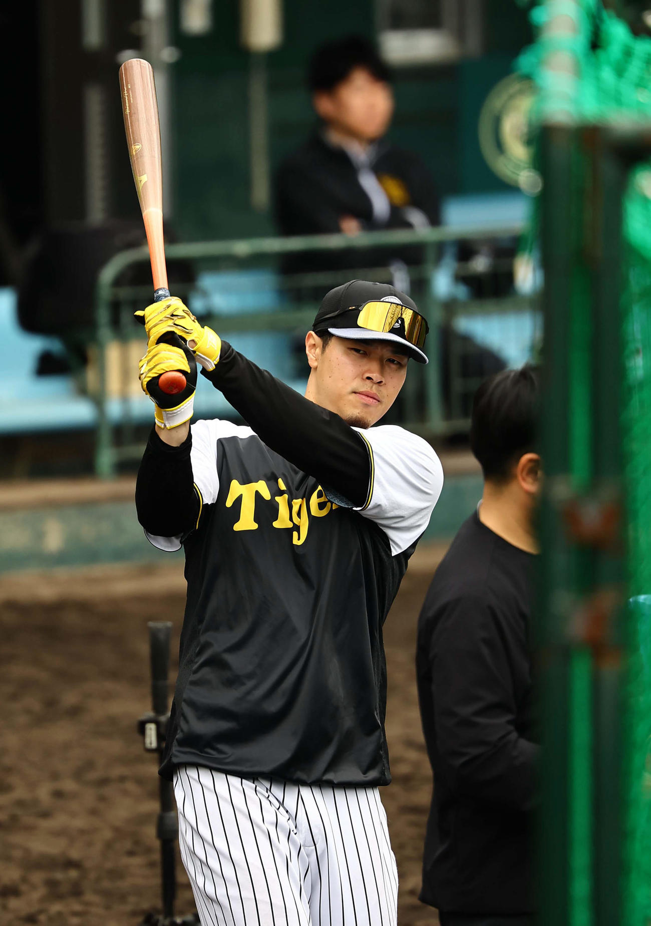 フリー打撃練習の前に素振りをする佐藤輝（撮影・上田博志）