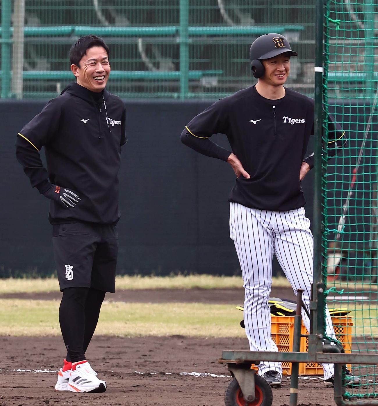 赤星氏（左）は近本と談笑する（撮影・上田博志）