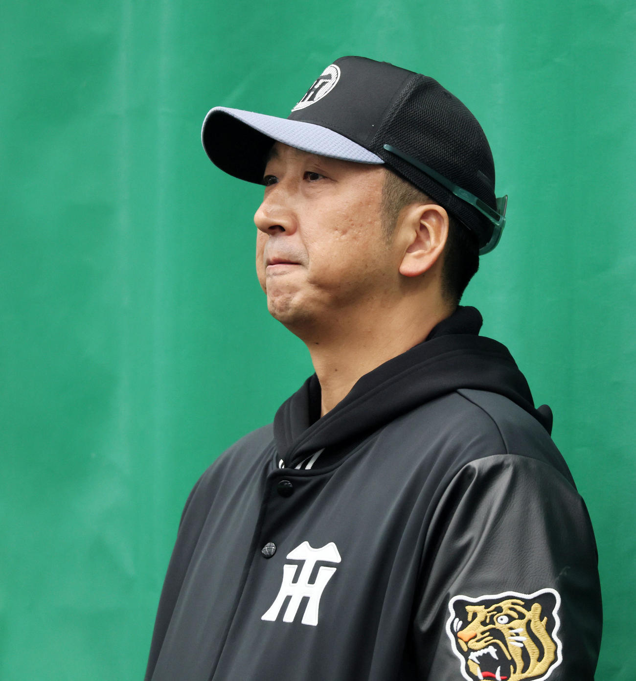 ブルペンで投手陣を見る藤川監督（撮影・加藤哉）