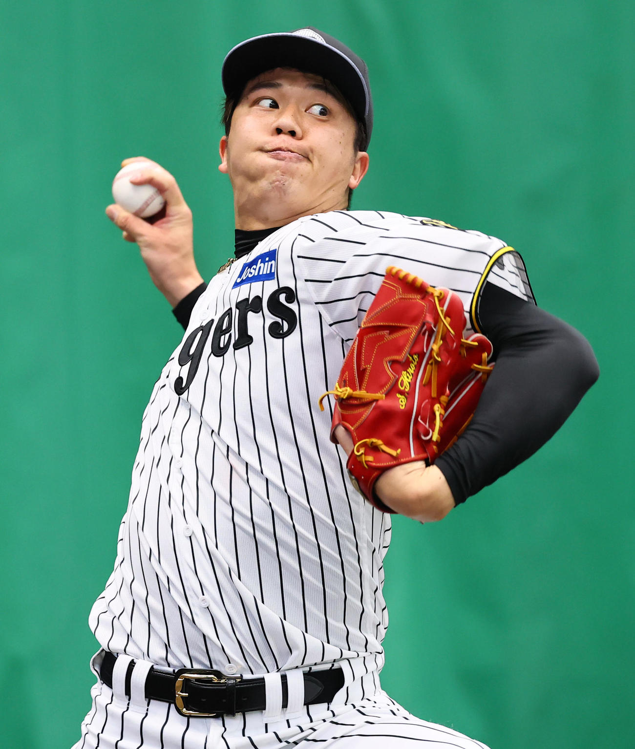 ブルペンで投球練習をする才木（撮影・藤尾明華）