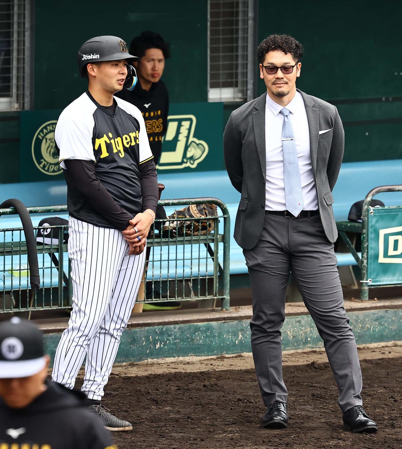 履正社の先輩のT－岡田氏（右）と話をする井上（撮影・上田博志）