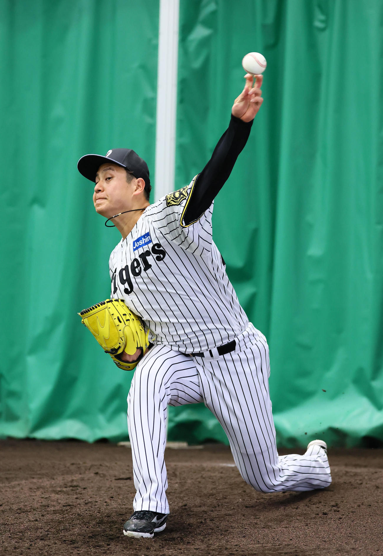 ブルペンで投球練習をする大竹（撮影・藤尾明華）