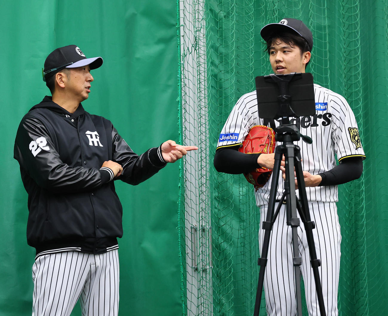 ブルペン投球を終え、話しをする藤川監督（左）と才木（撮影・藤尾明華）