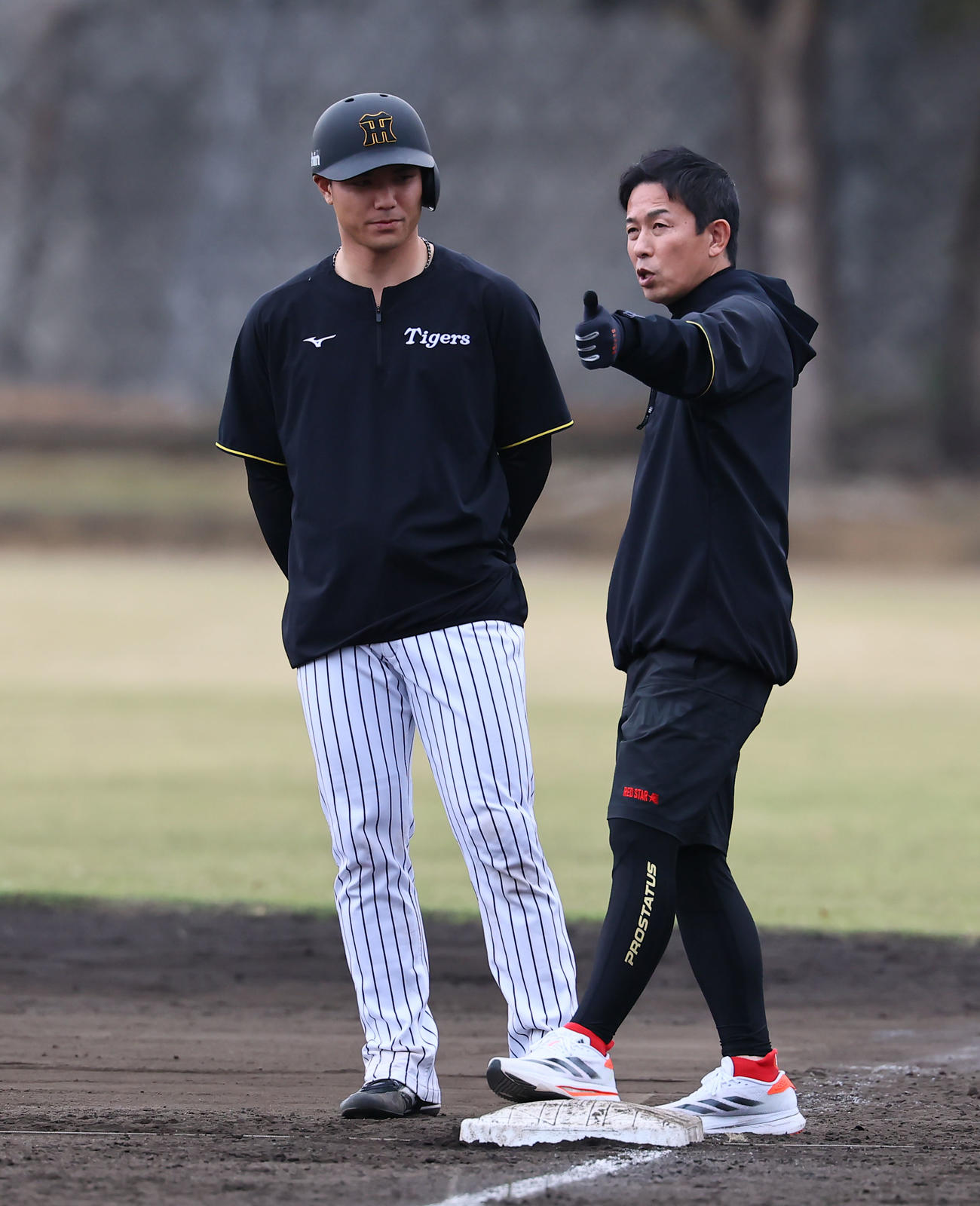 走塁練習後に、赤星憲広臨時コーチと個別で話しをする阪神栄枝（撮影・藤尾明華）