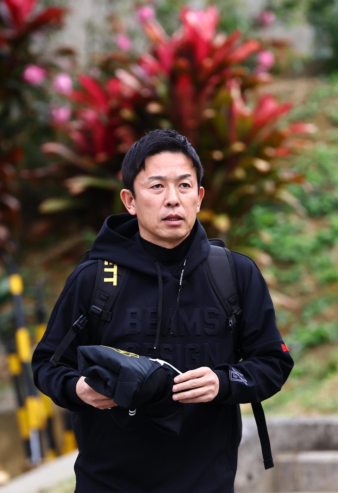 球場入りする赤星氏（撮影・上田博志）
