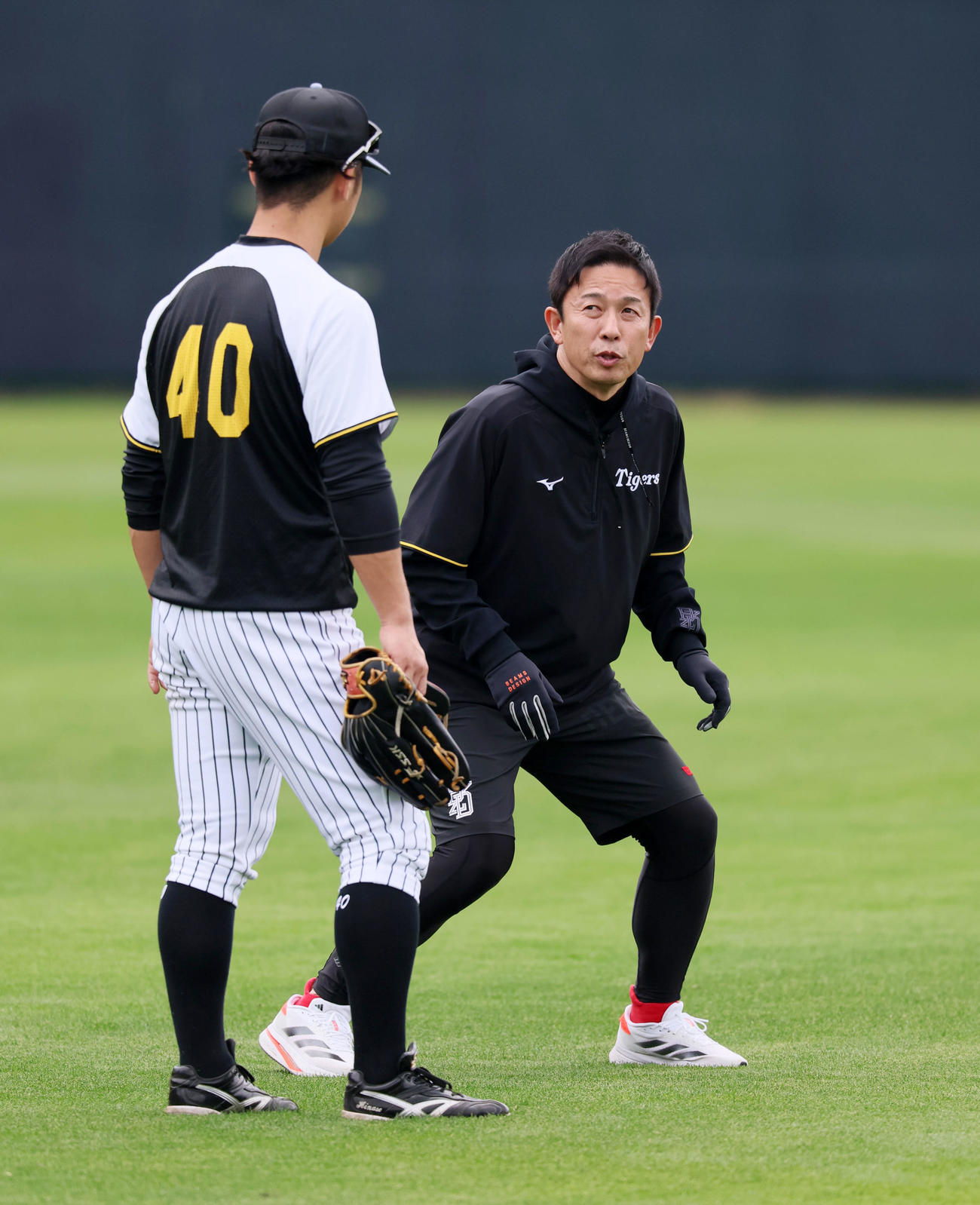 守備練習していた井坪にアドバイスを送る赤星臨時コーチ（撮影・加藤哉）