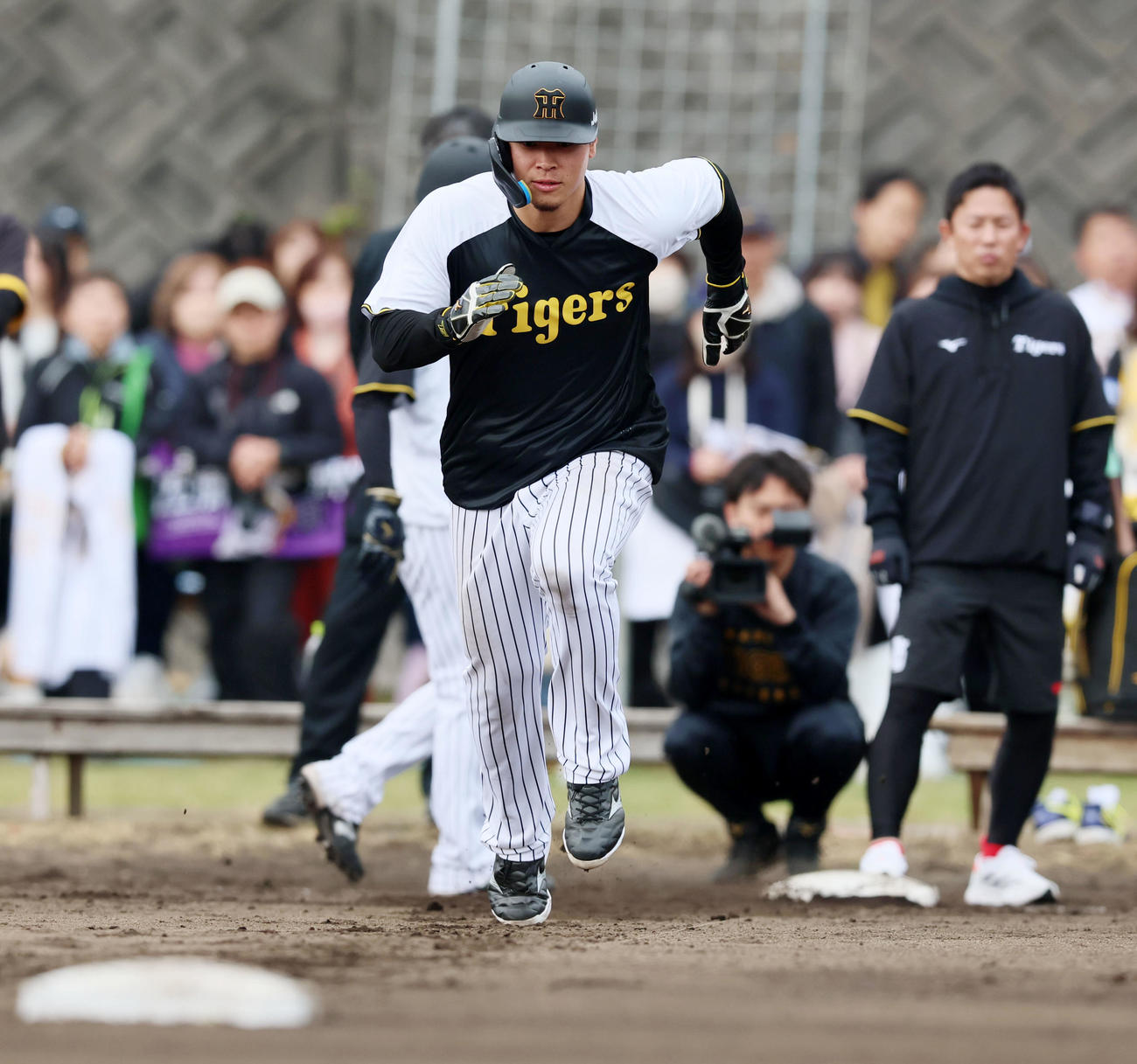 走塁練習に参加し二塁へ駆ける佐藤輝。右は赤星臨時コーチ（撮影・加藤哉）