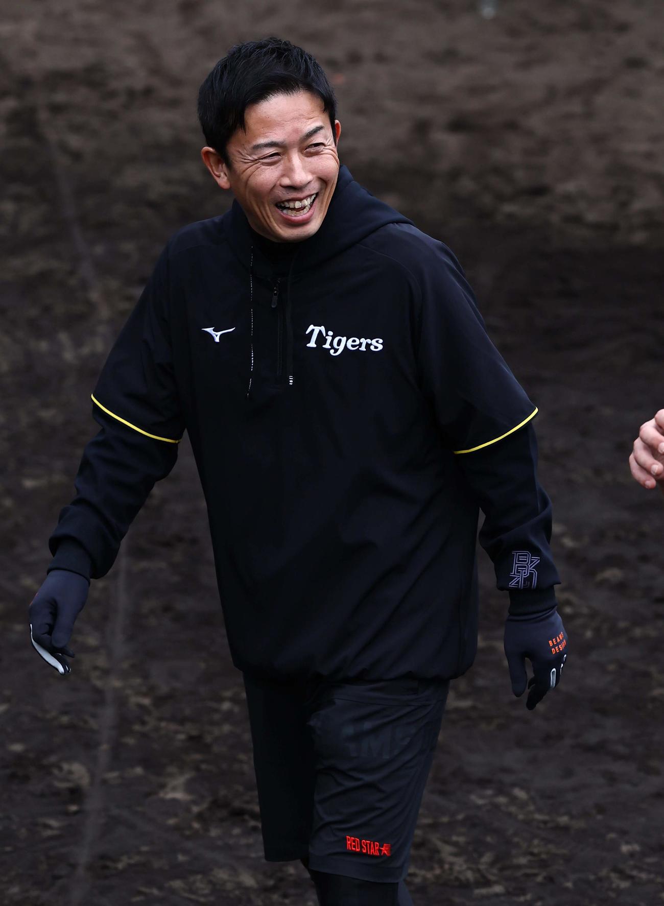 笑顔を見せる赤星氏（撮影・上田博志）