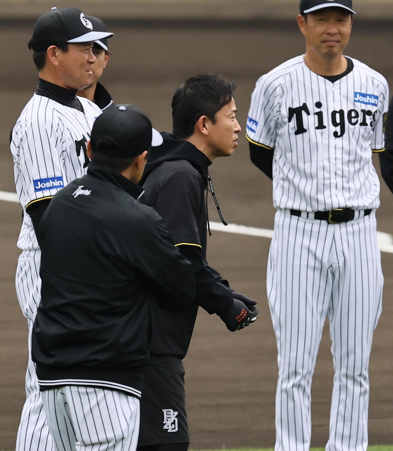 円陣であいさつする赤星憲広臨時コーチ（撮影・藤尾明華）