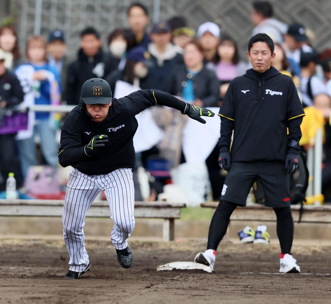 走塁練習に参加し二塁へ駆け出す高寺。右は赤星臨時コーチ（撮影・加藤哉）