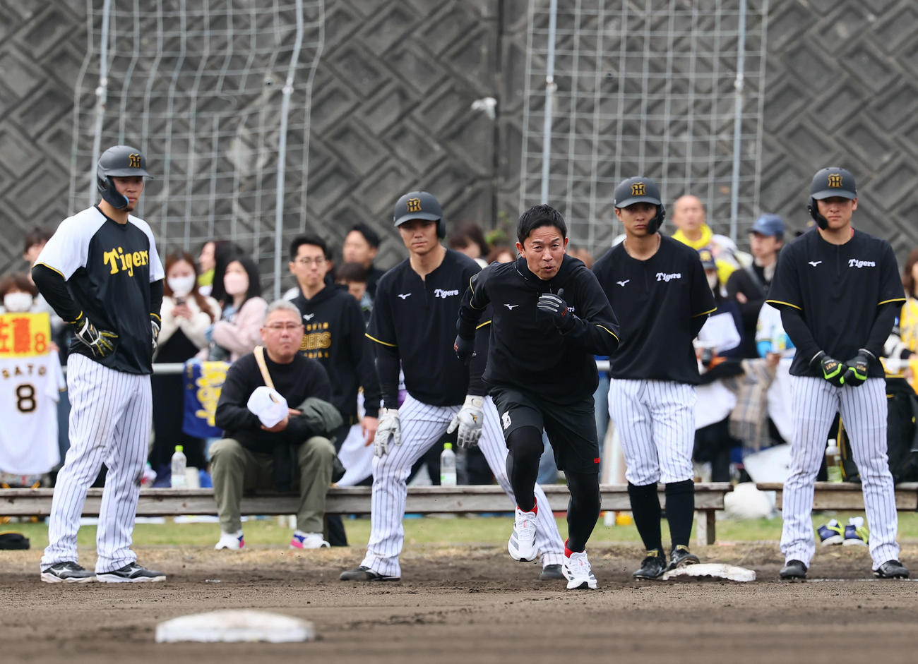 走塁練習で実演する赤星臨時コーチ。見守る（左から）佐藤輝、高寺、熊谷、栄枝（撮影・藤尾明華）