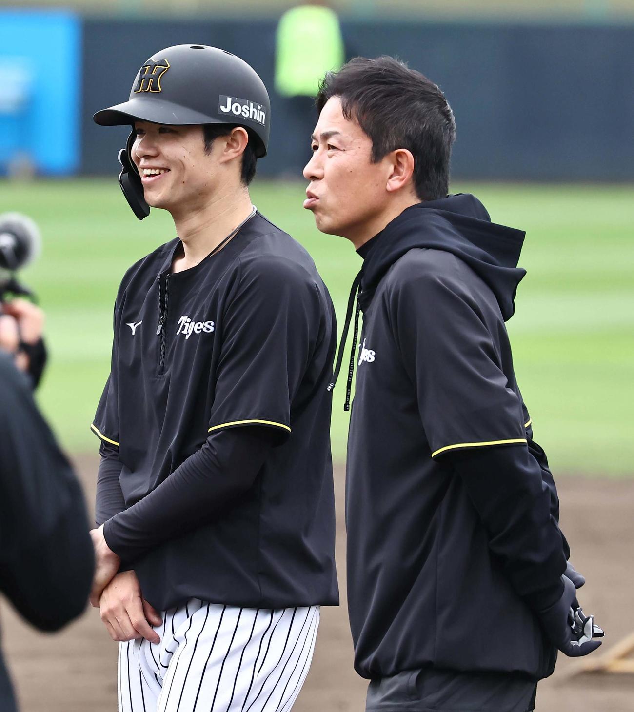 中野（左）は赤星氏と話をする（撮影・上田博志）
