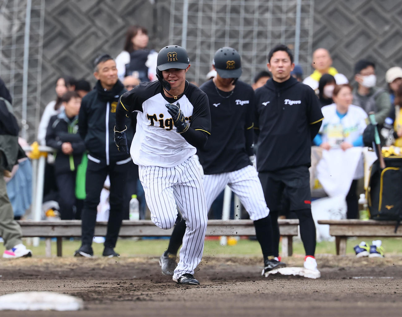 赤星憲広臨時コーチ（奥右）に指導を受けながら、走塁練習をする中野（中央）ら（撮影・藤尾明華）