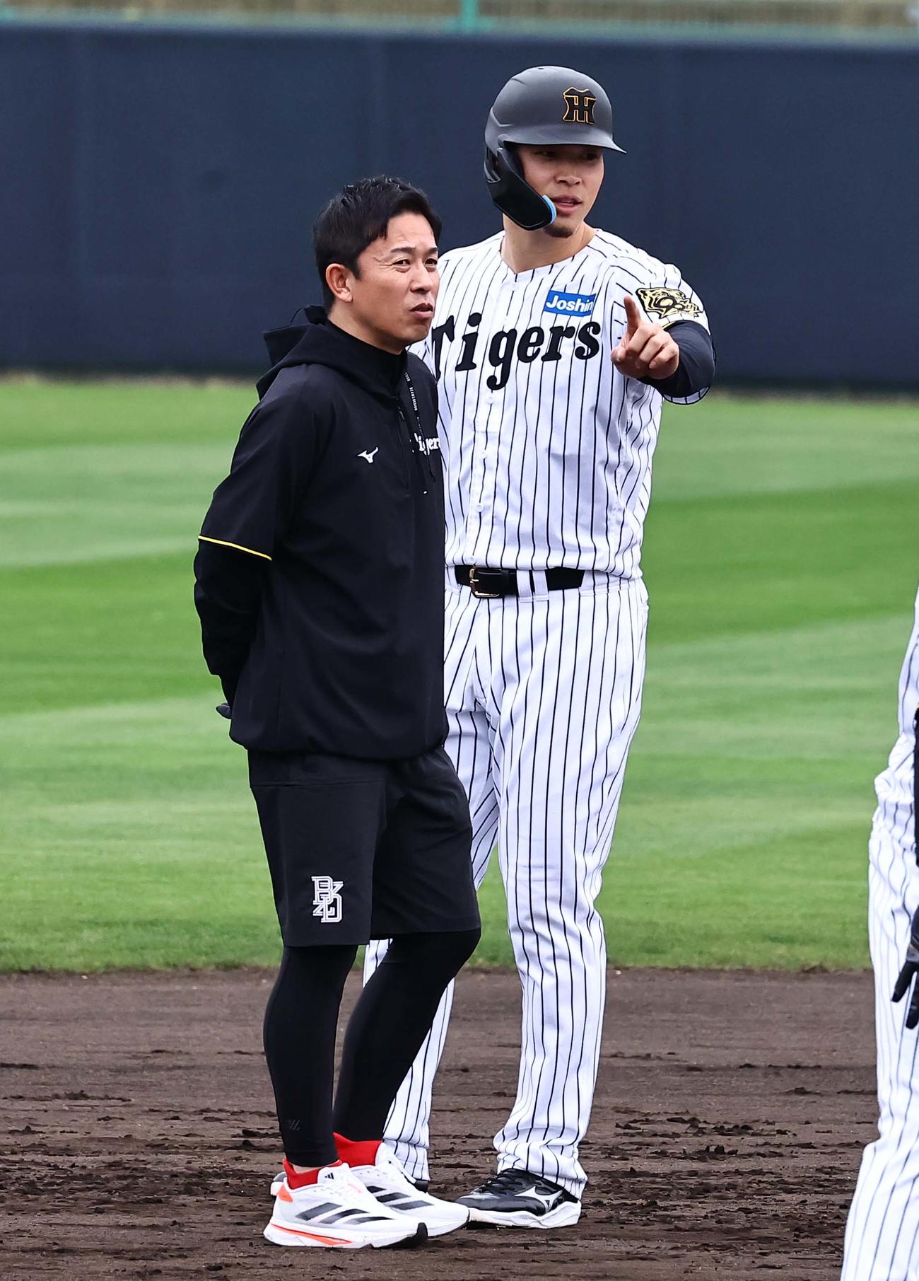 佐藤輝（右）は赤星氏と話をする（撮影・上田博志）