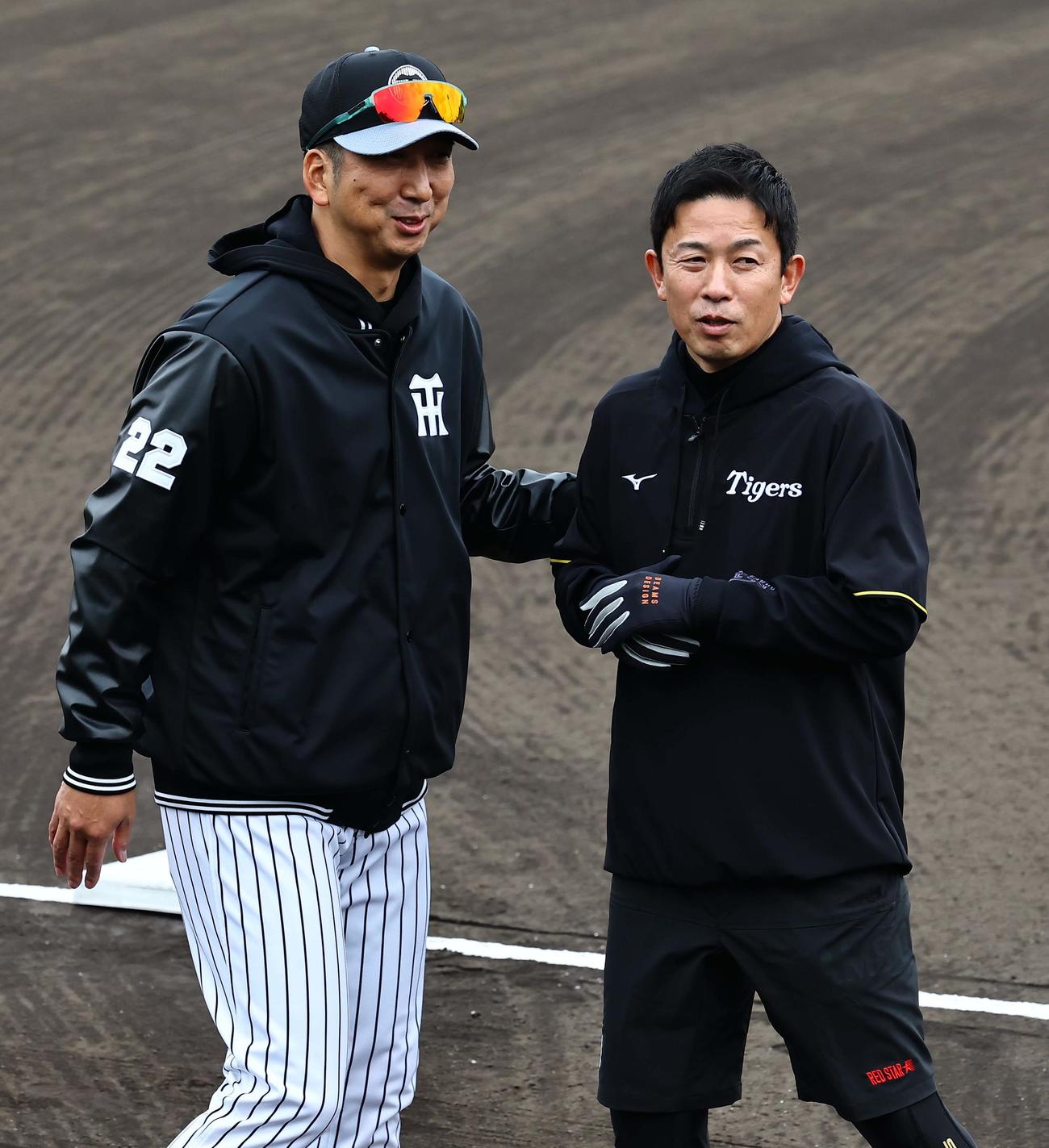 グラウンドで話をする藤川監督（左）と赤星氏（撮影・上田博志）