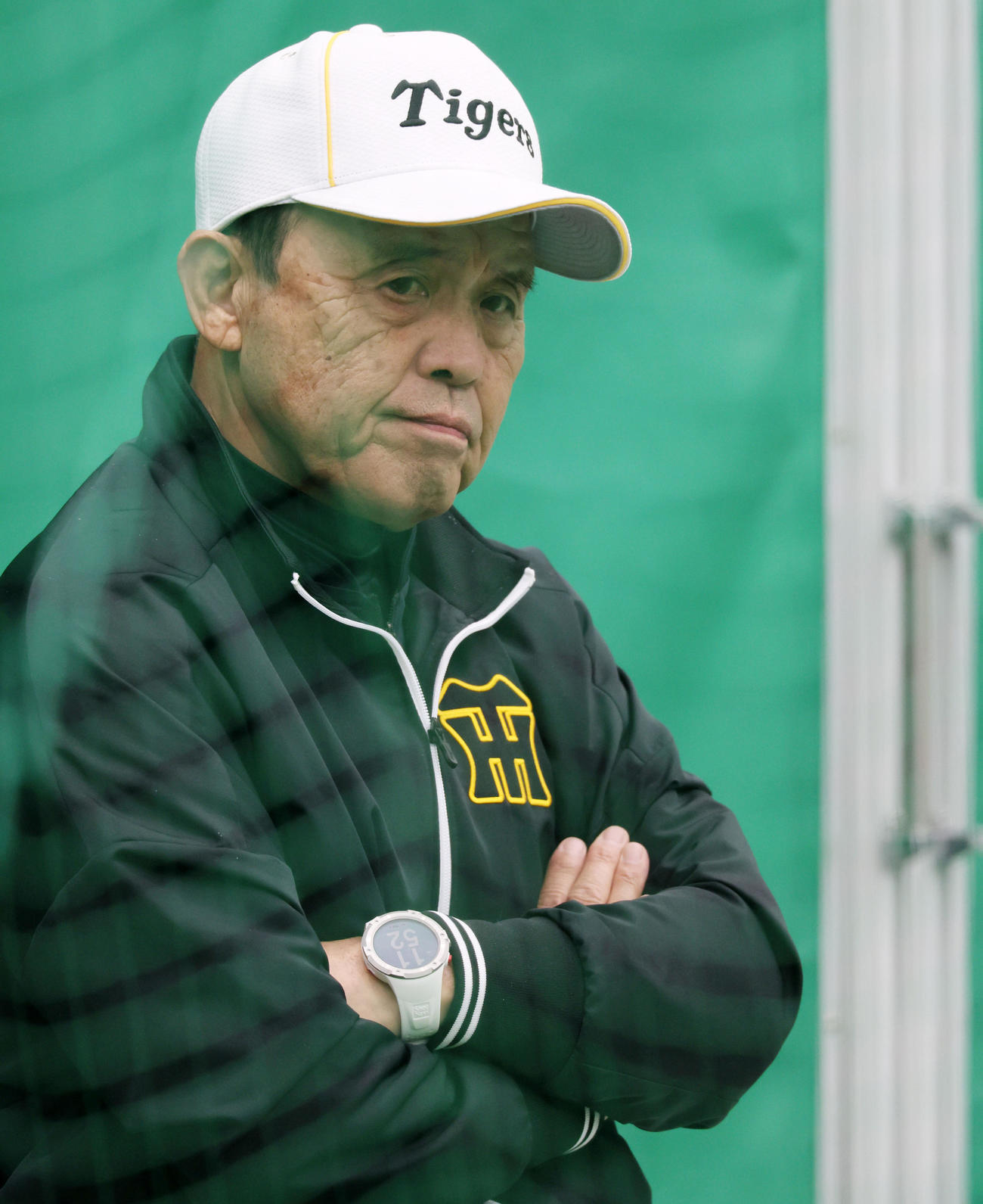 ブルペンで投手陣を見る岡田オーナー付顧問（撮影・加藤哉）