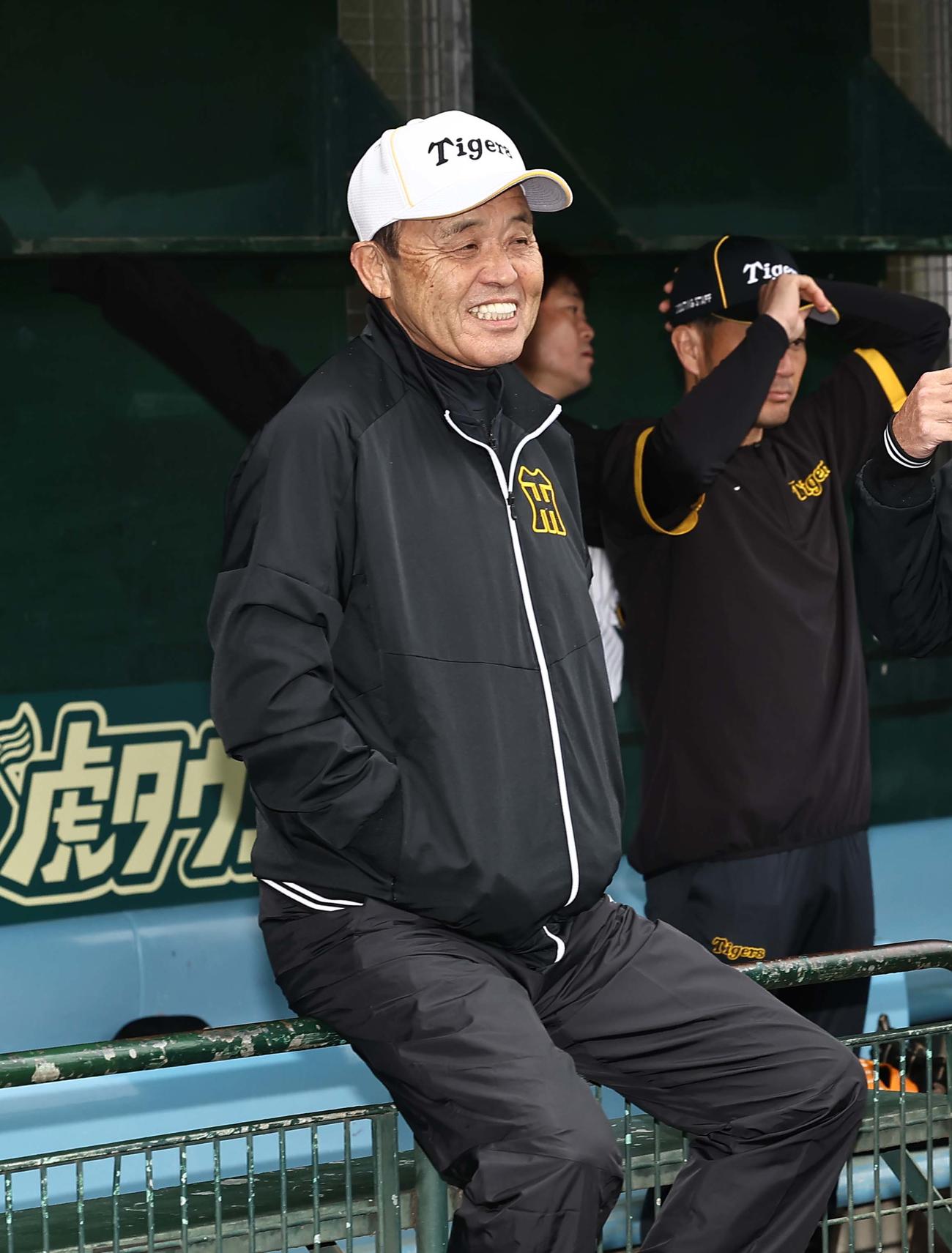 バイトするならエントリー宜野座スタジアムを訪れ笑顔を見せる岡田顧問（撮影・上田博志）
