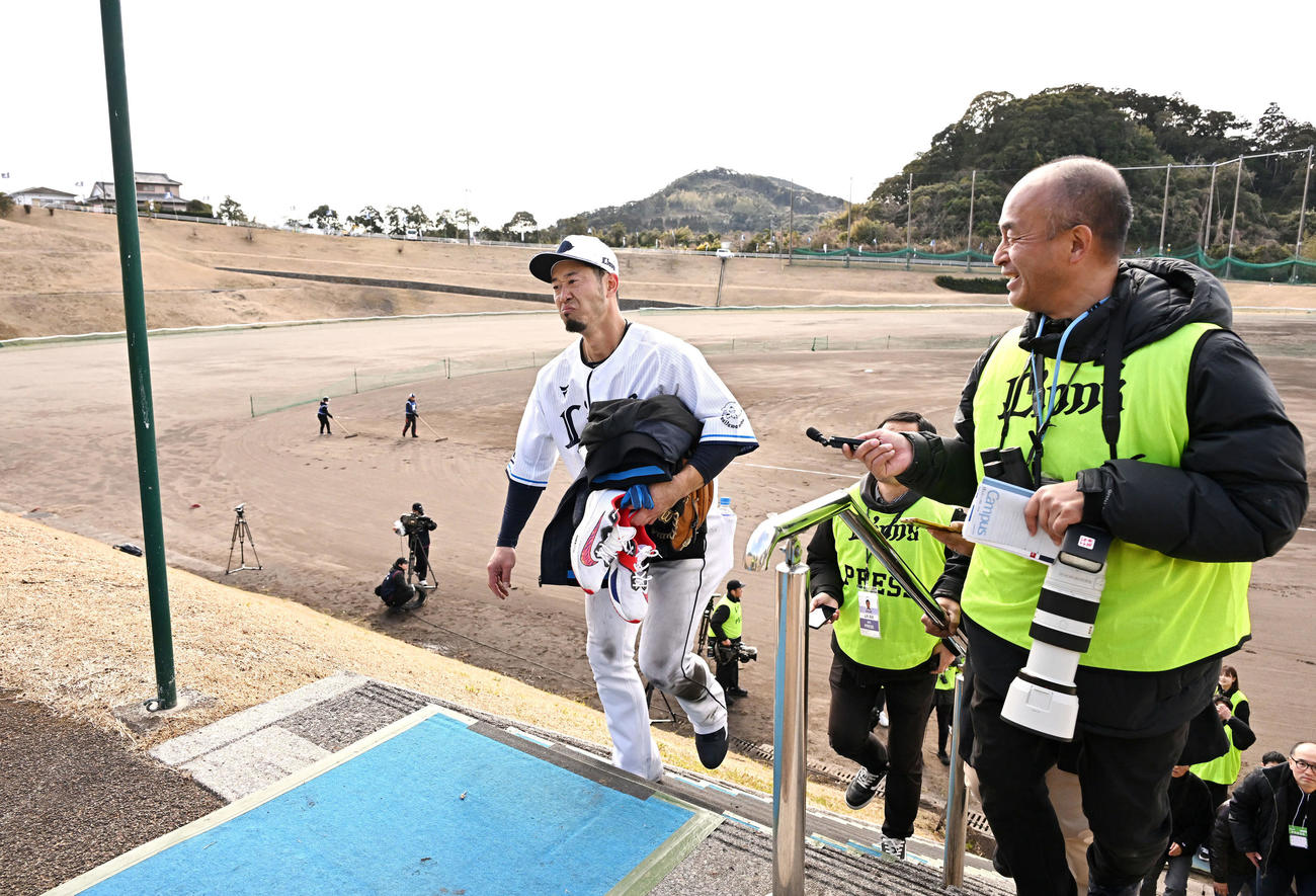 25年2月6日　特守を終え引き揚げる西武外崎（撮影・滝沢徹郎）
