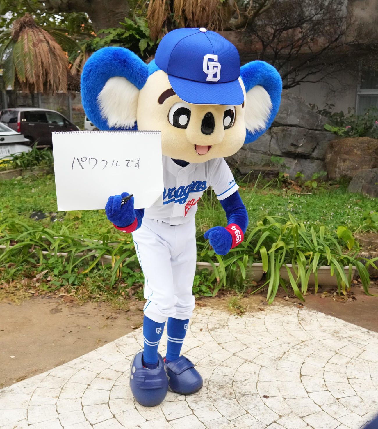 毎年恒例のあいさつ運動行いコメントするドアラ（撮影・森本幸一）