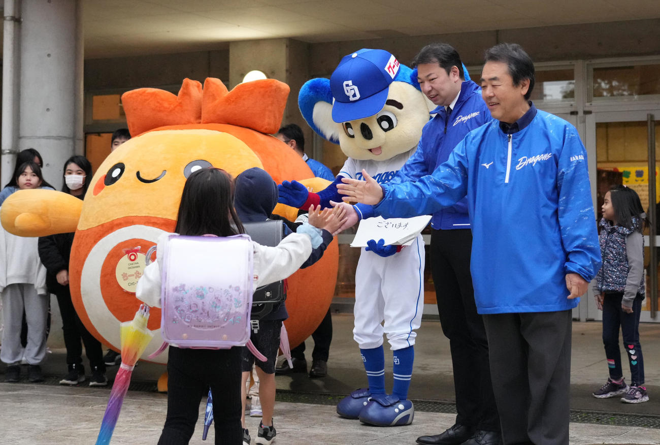 毎年恒例のあいさつ運動を渡久地町長、ちーたんらと行うドアラ（中央）（撮影・森本幸一）