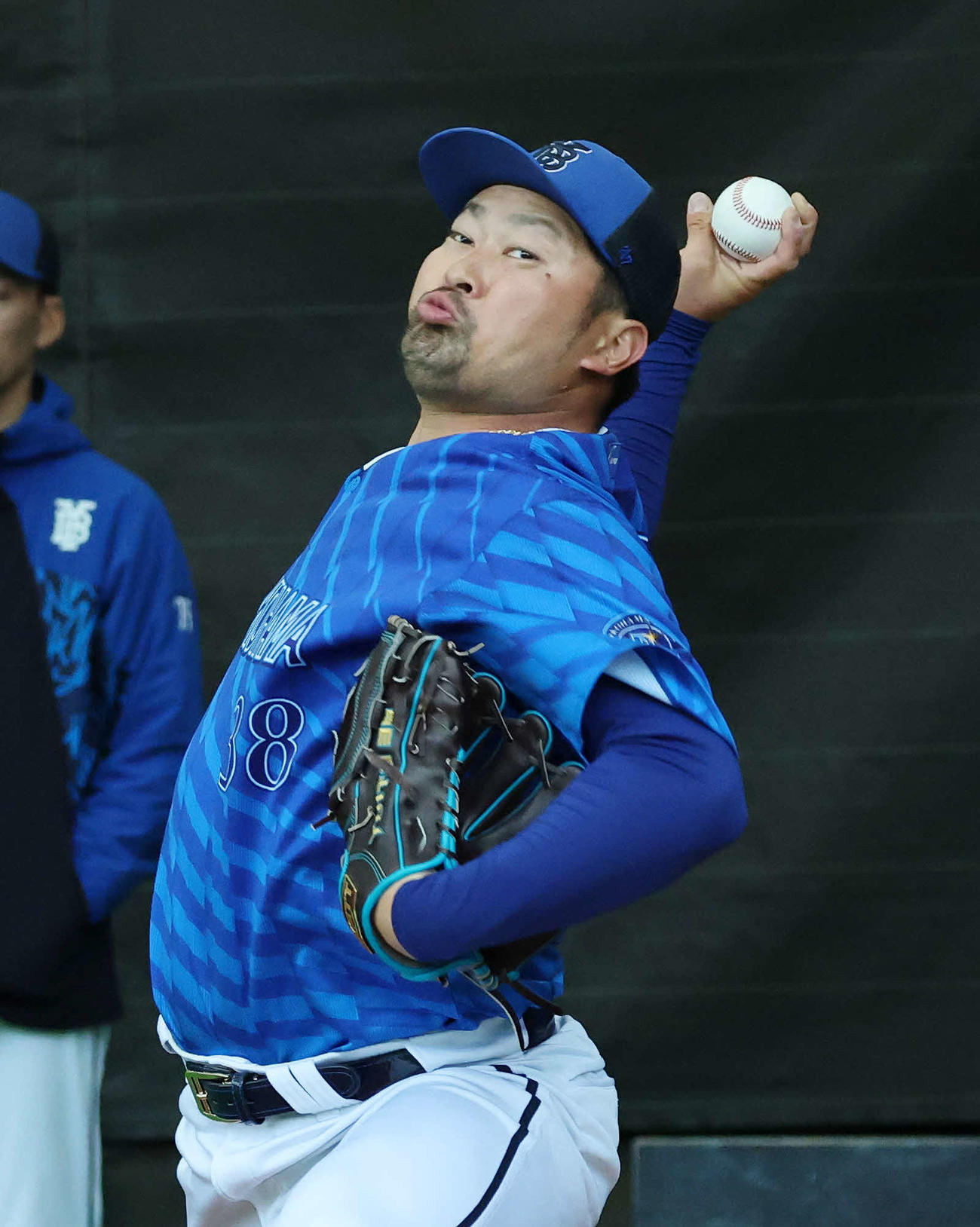 ブルペンで投球練習するDeNA森唯（撮影・鈴木正人）