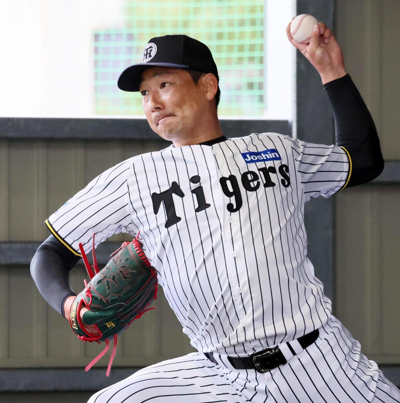 ブルペンで投球練習する岩崎（撮影・加藤哉）