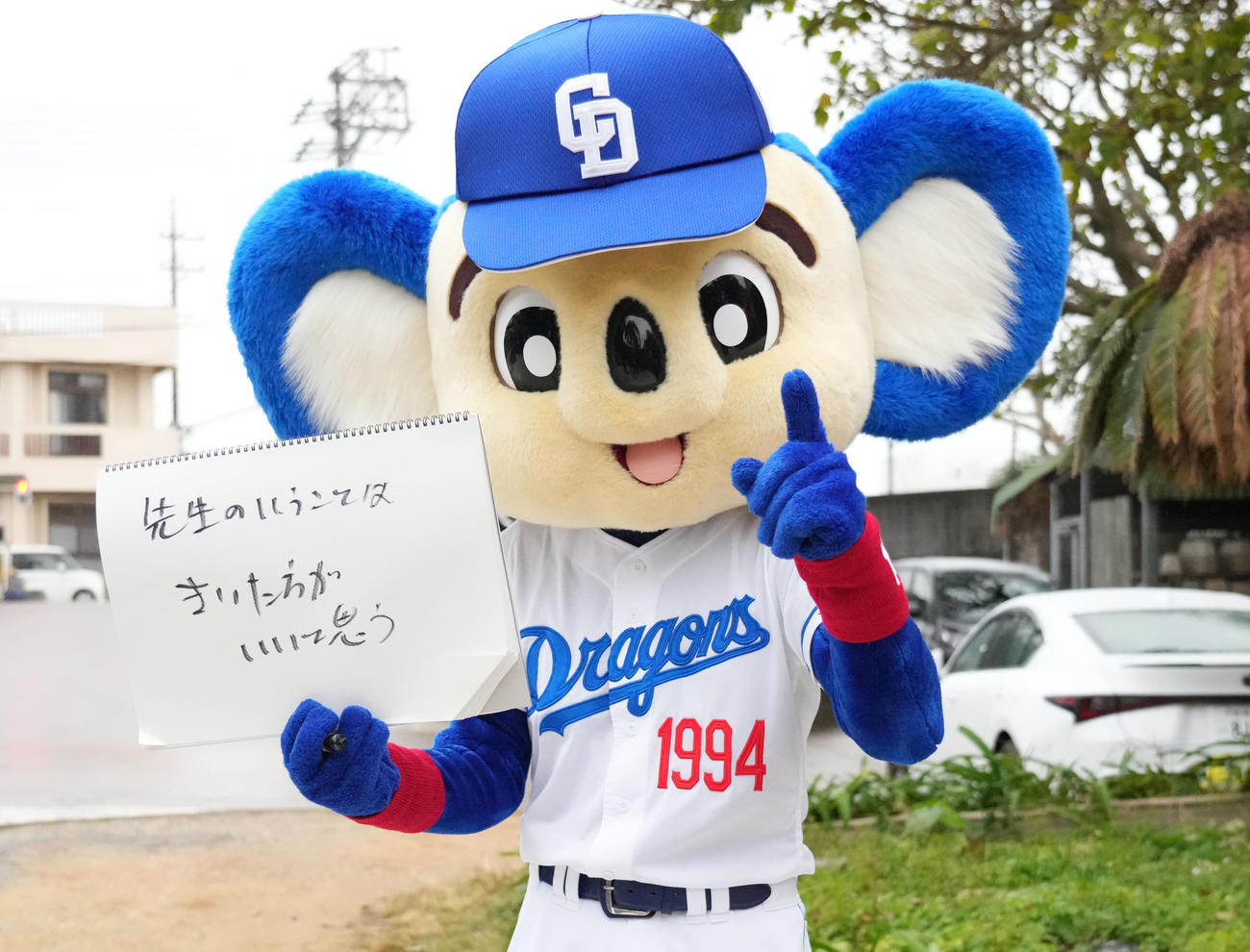 毎年恒例のあいさつ運動行いコメントするドアラ（撮影・森本幸一）