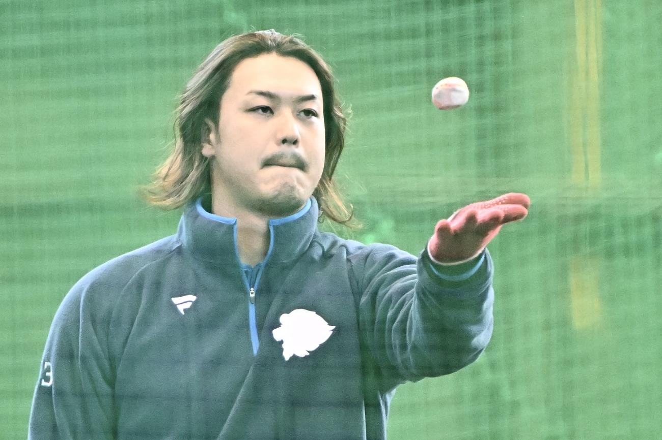 西武キャンプ　早出でお手玉を使ったトレーニングをする西武高橋＝2025年2月7日