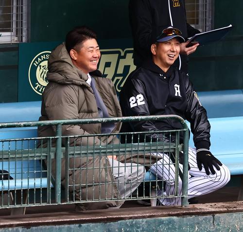 松坂氏(左)と談笑する藤川監督(撮影・上田博志)