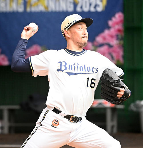 ブルペンで投球練習を行うオリックス平野(撮影・前岡正明)