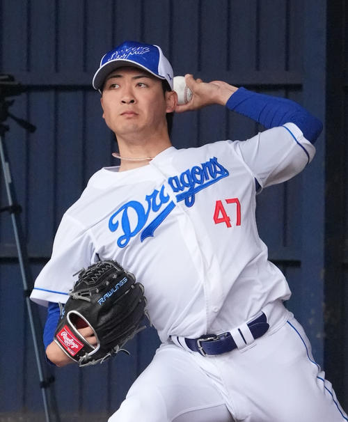 ブルペンに入り投球練習をする吉田(撮影・森本幸一)