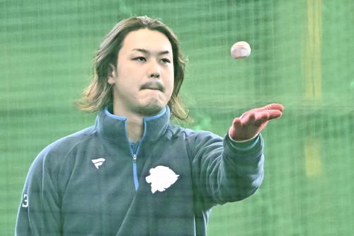 西武キャンプ 早出でお手玉を使ったトレーニングをする西武高橋=2025年2月7日