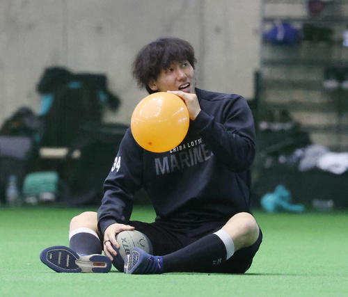 風船を膨らませるロッテ高野脩(撮影・宮地輝)
