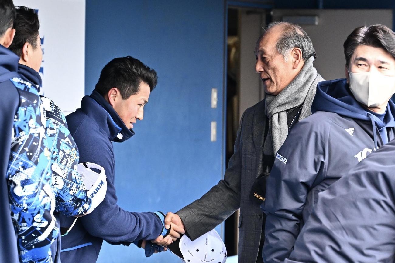 視察に訪れた渡辺氏（右から2人目）は西武渡部聖と握手を交わす（撮影・滝沢徹郎）