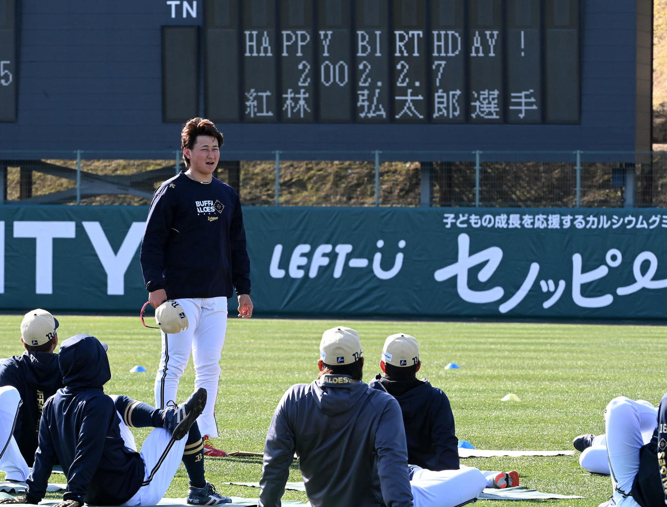 23歳の誕生日を迎えナインにあいさつするオリックス紅林（撮影・前岡正明）
